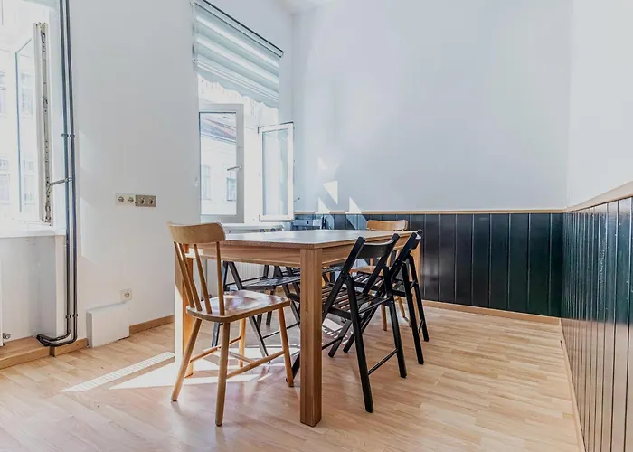 Convenient 3-br 15 Min To Landstrasse Hub