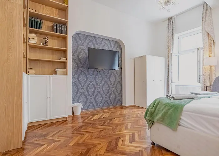 Convenient 3-br 15 Min To Landstrasse Hub דירה *