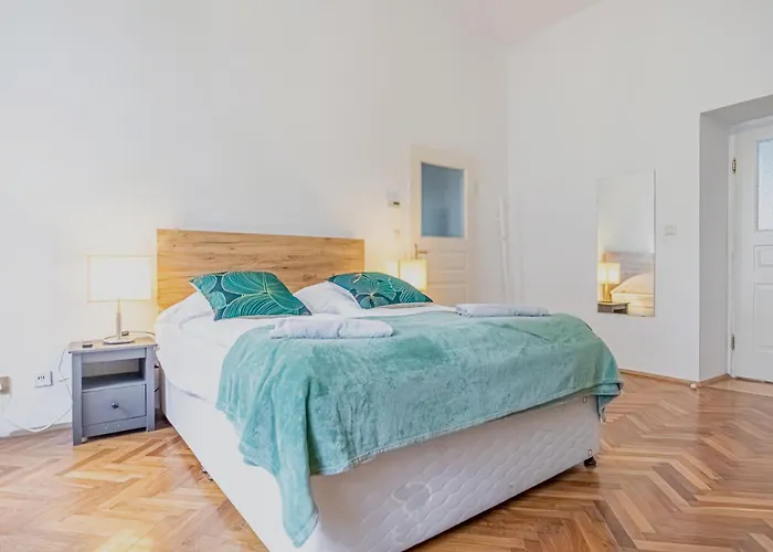 Convenient 3-br 15 Min To Landstrasse Hub