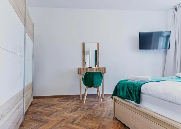 Convenient 3-br 15 Min To Landstrasse Hub דירה *