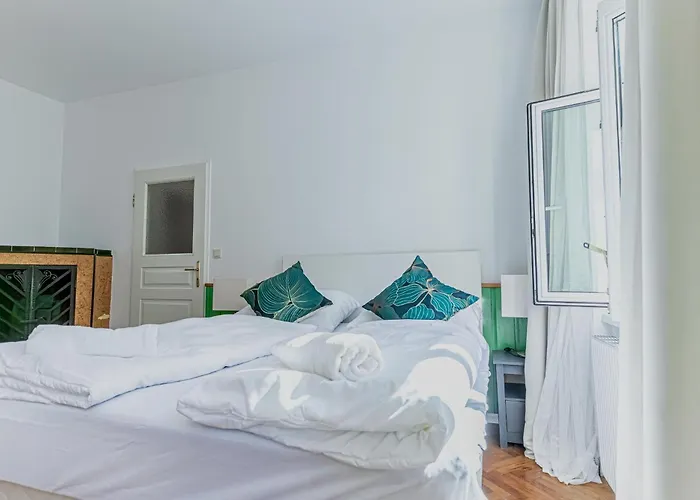 Convenient 3-br 15 Min To Landstrasse Hub