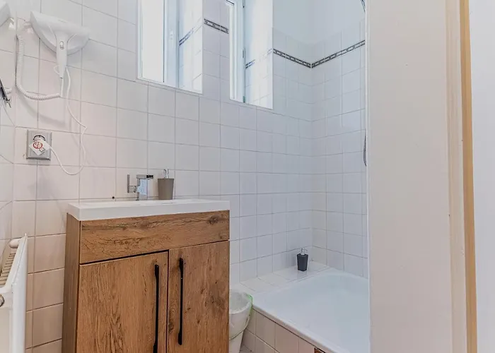 Convenient 3-br 15 Min To Landstrasse Hub דירה *