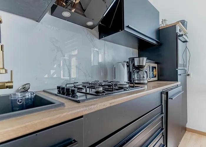 Convenient 3-br 15 Min To Landstrasse Hub דירה