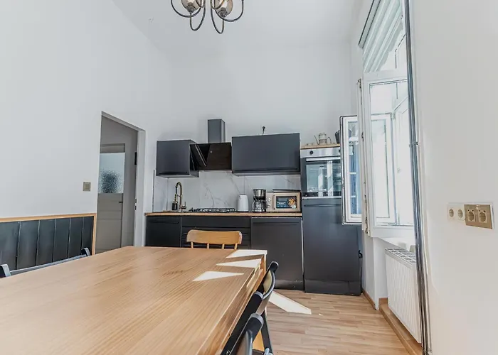 Convenient 3-br 15 Min To Landstrasse Hub דירה
