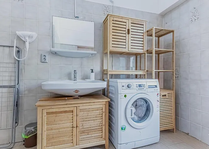 Convenient 3-br 15 Min To Landstrasse Hub