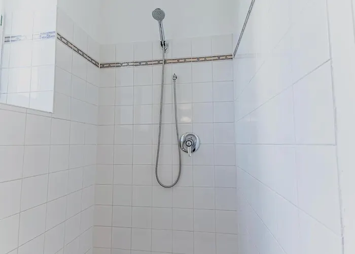 Convenient 3-br 15 Min To Landstrasse Hub