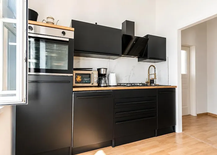 Convenient 3-br 15 Min To Landstrasse Hub *