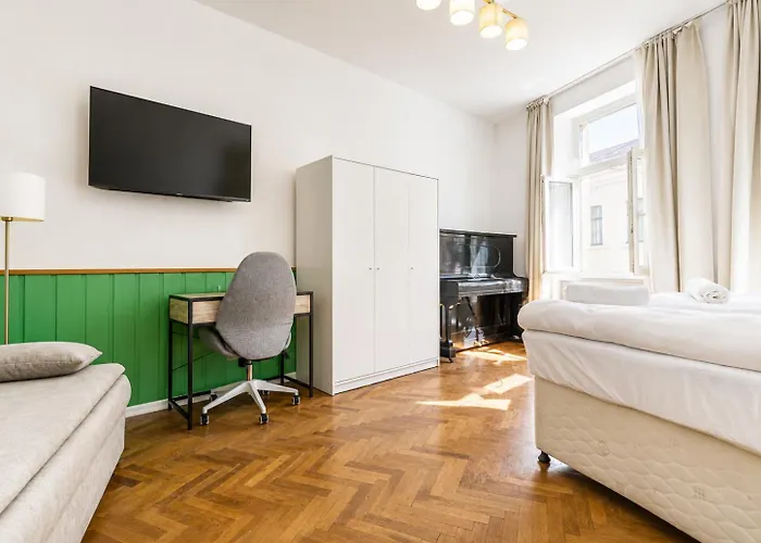 Convenient 3-br 15 Min To Landstrasse Hub *