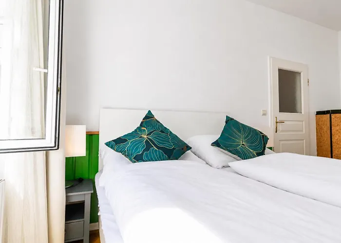 Convenient 3-br 15 Min To Landstrasse Hub *