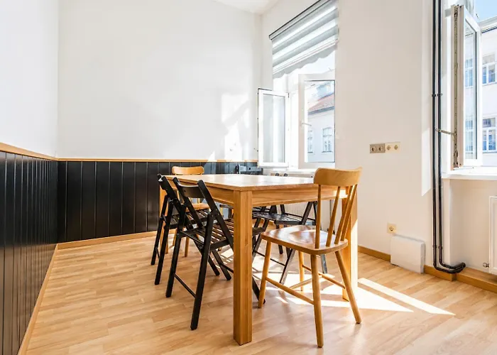 Convenient 3-br 15 Min To Landstrasse Hub