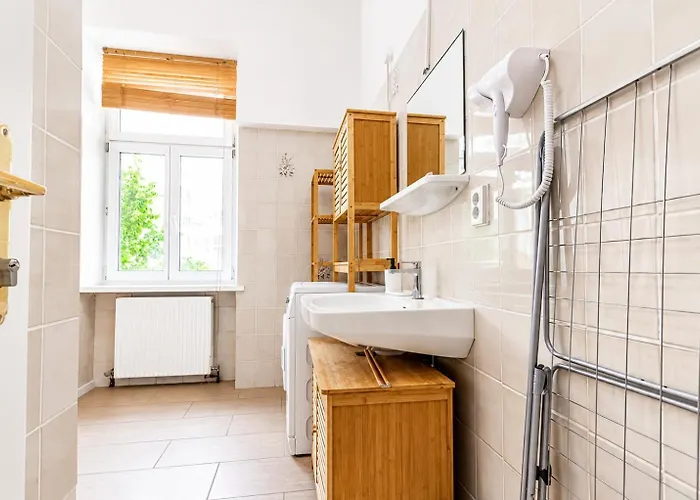 Convenient 3-br 15 Min To Landstrasse Hub דירה *