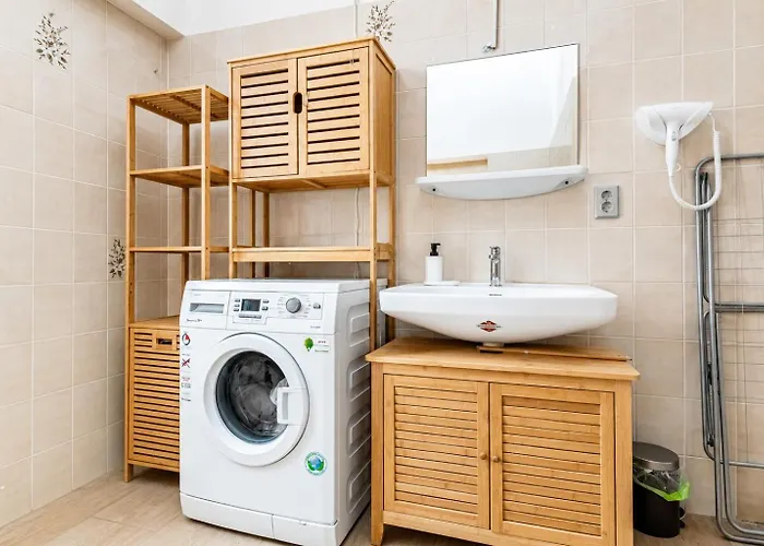 Convenient 3-br 15 Min To Landstrasse Hub דירה