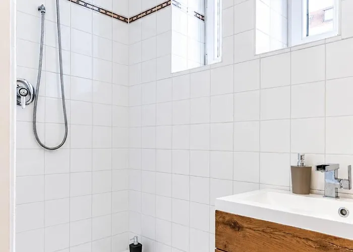 Convenient 3-br 15 Min To Landstrasse Hub *